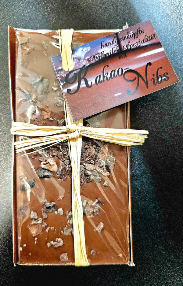 Vollmilch-Schokolade mit gehackten, gerösteten Kakaobohnen