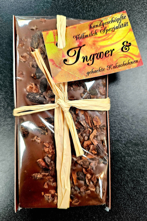 Vollmilch-Schokolade mit Ingwer und gehackten, gerösteten Kakaobohnen